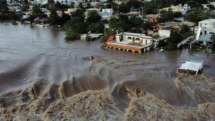 People secure their belongings due to the overflow of the Sabinas river caused by heavy rains, in Sabinas, Coahuila state, Mexico September 1, 2022. REUTERS/Daniel Becerril     TPX IMAGES OF THE DAY