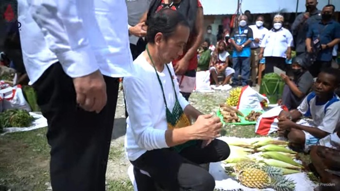 Momen Jokowi Dikalungkan Noken di Papua