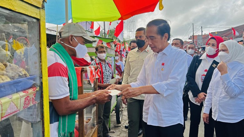 Momen Jokowi Kunjungi Pasar Ngrimase Olilit Maluku Presiden Joko Widodo (kanan) mengunjungi Pasar Ngrimase Olilit, Tanimbar Selatan, Kabupaten Kepulauan Tanimbar, Maluku, Jumat (2/9/2022). Dalam kunjungannya presiden menyerahkan bantuan sosial kepada para pedagang dan masyarakat penerima manfaat. ANTARA FOTO/Simon Lolonlun/wpa/foc.
