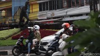 Monumen ini juga sering dimandikan oleh Bobotoh dari Viking Persib Club (VPC) pada momen HUT VPC atau HUT Persib. Tujuannya untuk menjaga spirit Kota Bandung sebagai kiblat sepak bola nasional. (Foto: Wisma Putra/detikJabar)