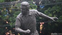 Monumen ini dibuat atas permintaan Wali Kota Bandung Ateng Wahyudi kepada seniman patung Nyoman Nuarta. Patung ini diresmikan pada 8 Mei 1990. (Foto: Wisma Putra/detikJabar)