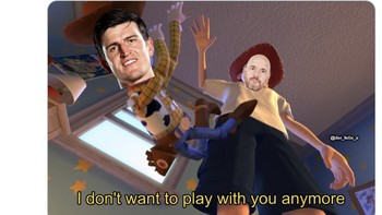 Meme Pelatih MU Erik ten Hag tidak memainkan Harry Maguire. Foto: Twitter
