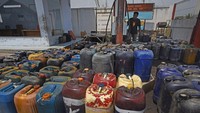 Pekerja bersiap mengisi deretan jeriken milik para nelayan dengan solar bersubsidi di Pelabuhan Perikanan Nusantara (PPN) Karangantu, Serang, Banten, Rabu (31/8/2022).   