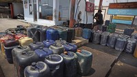 Jerigen berbaris di pengisian solar bersubsidi. Nelayan mengeluhkan tingginya biaya produksi tidak sebanding dengan hasil penjualan ikan yang terus turun.  