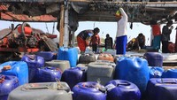 Nelayan Serang, Banten antri BBM bersubsidi di saat isu kenaikan harga. Menurut catatan, terdapat 25.841 kapal dibawah 30 gross ton di Jawa Tengah, baik di pantai utara maupun selatan, yang bakal terdampak kenaikan harga bbm bersubsidi.  