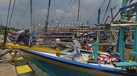 Nelayan mengecek kapal saat bersandar di pelabuhan Serang, Banten. Para nelayan kecil mengaku akan kesulitan bila pemerintah menaikan harga BBM bersubsidi.  