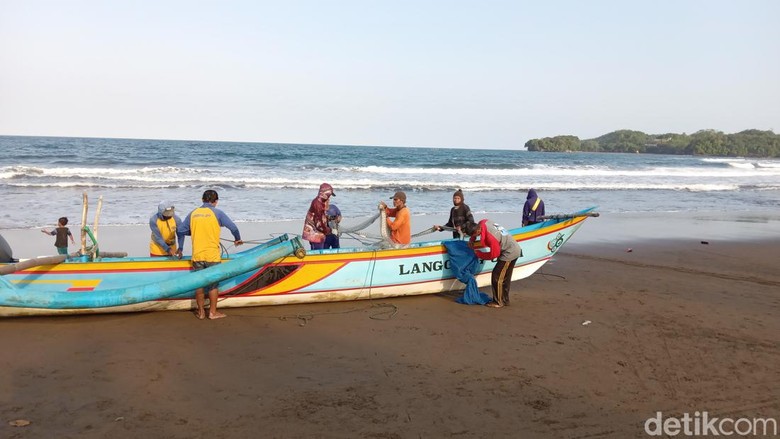 Nelayan di pantai Batukaras, Pangandaran kembali panen ikan setelah beberapa hari dihantam ombak musim pancaroba. Nelayan di pantai Batukaras, Pangandaran kembali panen ikan setelah beberapa hari dihantam ombak musim pancaroba.