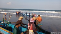 Jaring sepanjang 80 meter yang ditebarkan ke tengah laut pada bagian ujugnya dibuat melingkar seperti saring ikan pancing, sehingga saat ditarik yang awalnya melebar jadi mengkerucut.
