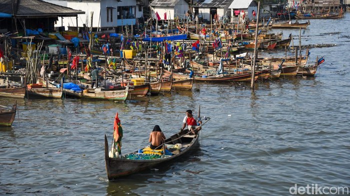 Nelayan tradisional di Belawan.