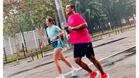 Nia Ramadhani lari ditemani oleh suaminya, Ardi Bakrie. Foto: Instagram Nia Ramadhani