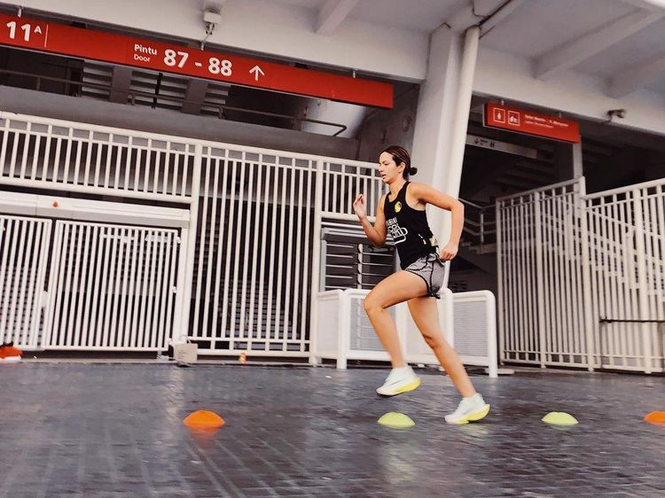 Penampilan Sporty Nia Ramadhani, Rajin Lari di GBK