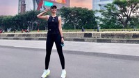 Nia Ramadhani mengenakan pakaian olahraga dengan celana panjang dan topi. Foto: Instagram Nia Ramadhani