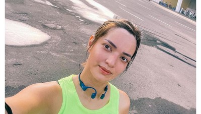 Gaya Sporty Nia Ramadhani yang Makin Sering Olahraga