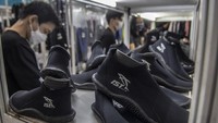 Seorang pengunjung berdiri di depan etalase sepatu selam. Pameran tersebut menjadi bagian dalam pemulihan ekosistem wisata selam yang dua tahun sebelumnya sempat terhenti karena terdampak COVID-19.