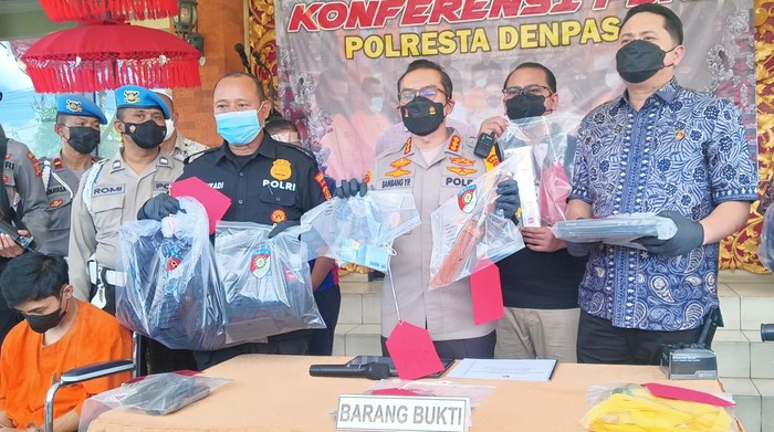 Pelaku perampokan Alfamart di Jalan Teukur Umar, Denpasar, Bali, Rizki Sahputra di Mapolresta Denpasar, Jumat (2/9/2022).
