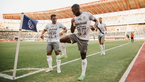 Pemain Bali United melakukan selebrasi