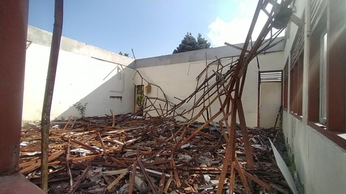 Pembongkaran atap Sekolah Dasar Negeri (SDN) 4 Melaya, Jembrana, Bali, sampai hari ini Jumat (2/9/2022), belum selesai dibongkar.