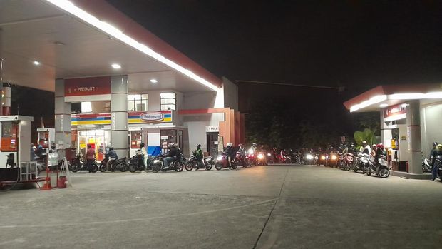 Pemotor antre di SPBU kawasan Panaragan, Bogor Tengah, Kota Bogor.