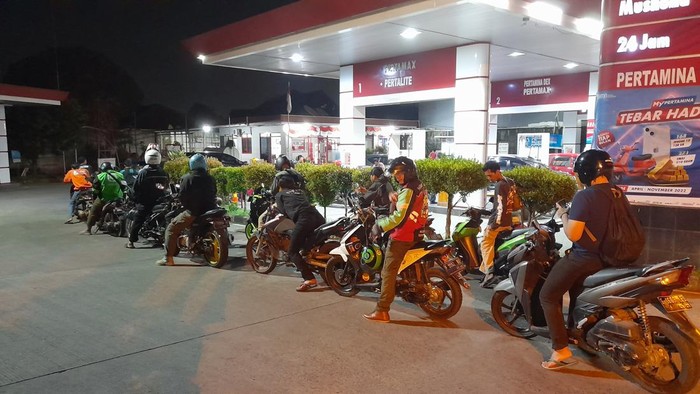 Pemotor antre di SPBU kawasan Panaragan, Bogor Tengah, Kota Bogor.