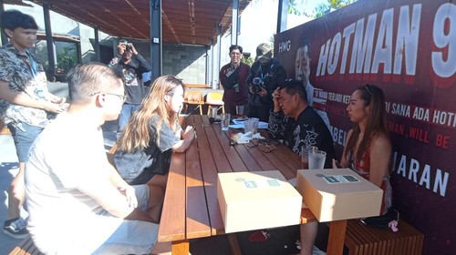 Pengacara kondang Hotman Paris Hutapea berikan konsultasi hukum gratis di ATLAS Beach Fest, Jumat (2/9/2022).