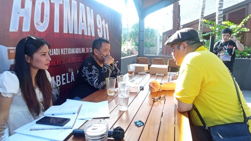 Pengacara kondang Hotman Paris Hutapea berikan konsultasi hukum gratis di ATLAS Beach Fest, Jumat (2/9/2022).