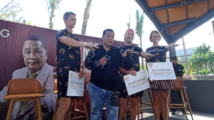 Pengacara kondang Hotman Paris Hutapea bersama tiga bule pemenang Indonesian International Marathon di di ATLAS Beach Fest Bali, Jumat (2/9/2022).