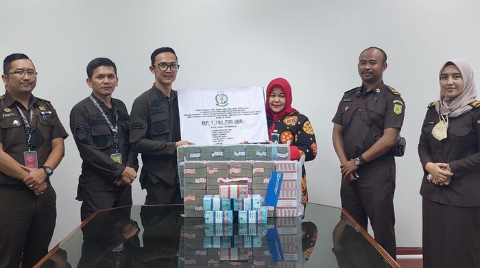 Penyerahan uang hasil sitaan oleh Kejari Kabupaten Tasikmalaya.