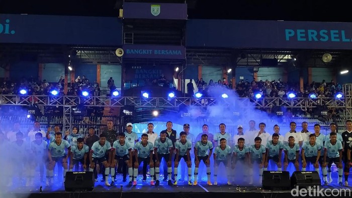Senin (29/8) menjadi langkah awal Persela Lamongan di Liga 2. Itu pengalaman pertama Persela setelah 18 tahun tampil di kompetisi paling bergengsi yang kini disebut Liga 1.