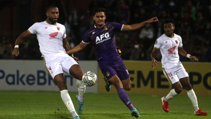 Pesepak bola Persik Kediri Muhammad Ridwan (tengah) berebut bola dengan pesepak bola PSM Makassar Yuran Fernandes (kiri) pada Kompetisi Liga 1 di Stadion Brawijaya, Kota Kediri, Jawa Timur, Jumat (2/9/2022). ANTARA FOTO/Prasetia Fauzani/foc.
