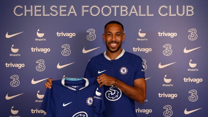 COBHAM, ENGLAND - SEPTEMBER 01: Pierre-Emerick Aubameyang poses for a photograph as he signs for Chelsea at Chelsea Training Ground on September 01, 2022 in Cobham, England. (Photo by Harriet Lander - Chelsea FC/Chelsea FC via Getty Images)