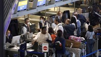 Mereka menuntut kenaikan gaji 5,5 persen tahun ini akibat inflasi untuk lebih dari 5.000 pilot.