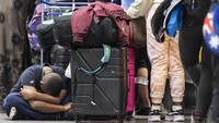 Hal itu berdampak pada 130 ribu penumpang mereka.
