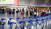 Pemogokan dan kekurangan staf telah memaksa maskapai penerbangan termasuk Lufthansa untuk membatalkan ribuan penerbangan musim panas ini dan menyebabkan antrean berjam-jam di bandara-bandara utama.