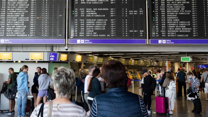 Pilot Mogok, 800 Penerbangan Lufthansa Dibatalkan Passengers wait and queue for rebooking their flight in front of a schedule board at Frankfurt Airport in Frankfurt am Main, western Germany, on September 02, 2022, as pilots called for a strike affecting the Lufthansa passenger airline and Lufthansa Cargo after pay negotiations with the German airline collapsed. - German airline group Lufthansa said it is cancelling