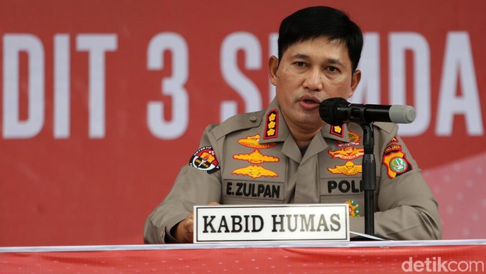 Polda Metro Jaya Tangkap 16 Pengoplos Elpiji Kabid Humas Polda Metro Jaya, Kombes Pol Endra Zulpan menggelar rilis pengungkapan kasus pengoplosan elpiji di Mapolda Metro Jaya, Jumat (2/9/2022). Sebanyak 16 pelaku pengoplosan elpiji ditangkap dari berbagai tempat.