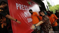 Para tersangka juga dihadirkan dalam rilis tersebut. Atas perbuatannya para tersangka dijerat dengan Pasal 40 angka 9 UU 1 Tahun 2020 tentang Cipta Kerja atas perubahan Pasal 55 UU Nomor 22 Tahun 2021 tentang Minyak Gas dan Bumi atau Pasal 62 ayat (1) jo Pasal 8 ayat (1) huruf b dan c UU Nomor 8 Tahun 1999 tentang Perlindungan Konsumen atau Pasal 32 ayat (2) UU Nomor 2 Tahun 1981 tentang Metrologi Lega