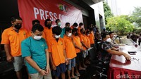 Sebanyak 16 tersangka berhasil diamakan. Mereka terdiri dari dari penyuntik, karyawan hingga pemilik gas oplosan.