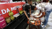 Polisi menunjukkan barang bukti yang berhasil diamankan.