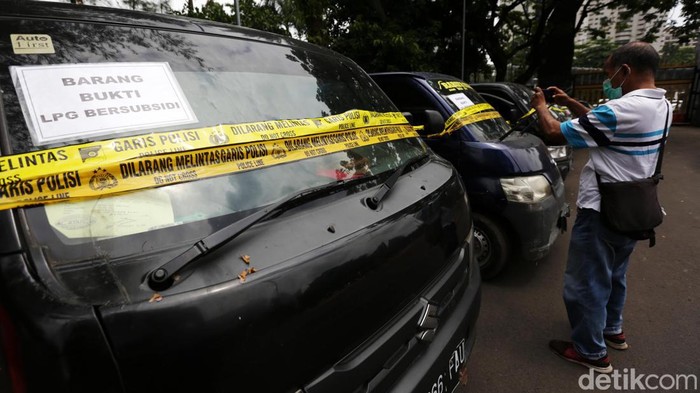 Kabid Humas Polda Metro Jaya, Kombes Pol Endra Zulpan menggelar rilis pengungkapan kasus pengoplosan elpiji di Mapolda Metro Jaya, Jumat (2/9/2022). Sebanyak 16 pelaku pengoplosan elpiji ditangkap dari berbagai tempat.