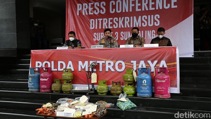 Kabid Humas Polda Metro Jaya, Kombes Pol Endra Zulpan menggelar rilis pengungkapan kasus pengoplosan elpiji di Mapolda Metro Jaya, Jumat (2/9/2022). Sebanyak 16 pelaku pengoplosan elpiji ditangkap dari berbagai tempat.