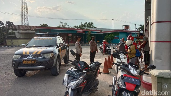 Polisi patroli di SPBU cegah penimbunan BBM di Ngawi