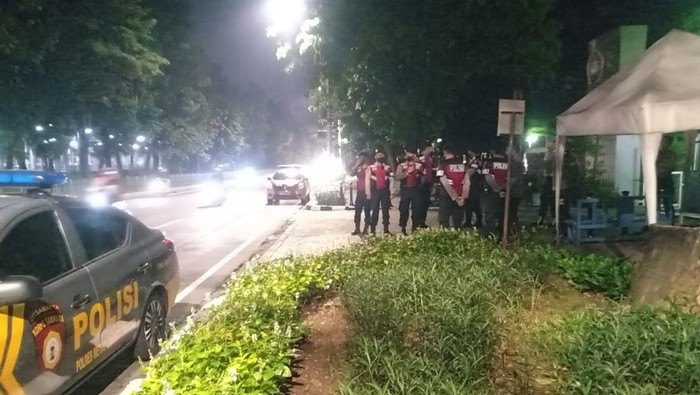 Polisi siaga di depan Universitasa Pancasila, Jakarta Selatan usai bentrok antarmahasiswa, Kamis (1/9/2022) malam.