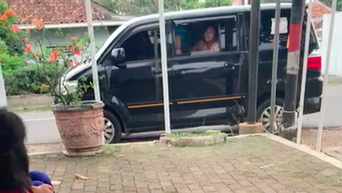 POM TNI AU menangkap pelaku percobaan penculikan siswi SMP di Jakarta Timur yang viral di medsos. Dua pelaku ditangkap ternyata pasangan suami istri (pasutri). (Tangkapan layar video viral)
