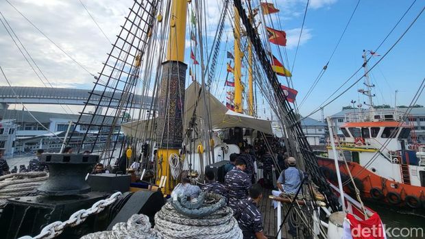 Potret KRI Dewaruci diambil dari bagian depan