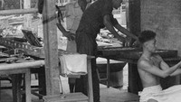 Terlihat tiga orang pria tampak sibuk membuat roti. Salah dari mereka ada yang menata roti ke loyang untuk dipanggang. Foto: Instagram @potolawas/Fotocollectie Dienst voor Legercontacten Indonesië
