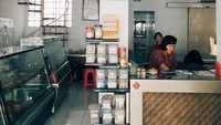 Ini adalah potret toko roti yang bernama Roti Go. Toko ini ada di Purwokerto dan sudah berdiri sejak tahun 1898. Beragam roti manis kuno yang klasik rasanya masih dijual hingga kini. Foto: Instagram