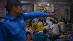 Para pengidap HIV di India mengakhiri protes setelah 42 hari berjuang non stop di kantor AIDS Nasional. Dipicu keterbatasan obat sehingga mengancam nyawa mereka