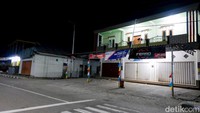 Jarang ada aktivitas warga di malam hari. Hanya ada beberapa toko kelontong yang buka sampai pukul 21.00 WITA.