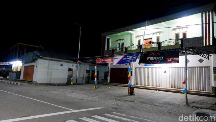Potret Sunyi Wini NTT Saat Malam Hari Wini merupakan kota kecil di perbatasan Indonesia-Timor Leste. Tidak seperti kota-kota besar, malam hari di Wini terasa sunyi.