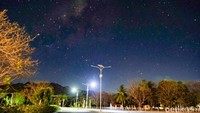 Jalanan di sepanjang Wini lengang pada malam hari. Hamparan langit penuh bintang bisa disaksikan ketika malam.